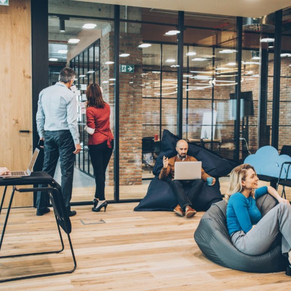 Praca w dynamicznym środowisku: Dlaczego warto wybrać strefę coworkingową w sercu Wrocławia
