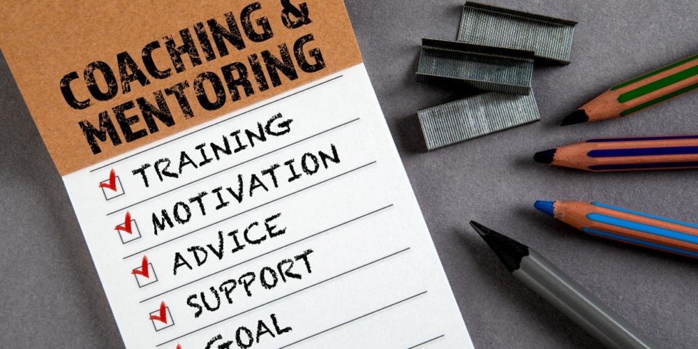 Mentoring a coaching – kluczowe różnice i zastosowania