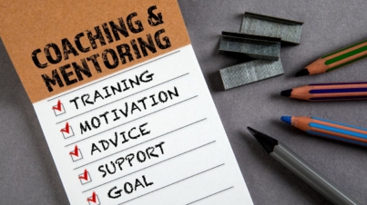 Mentoring a coaching – kluczowe różnice i zastosowania