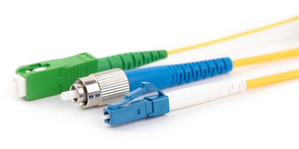 Światłowody jednomodowe vs wielomodowe – który wybrać do jakiego projektu?