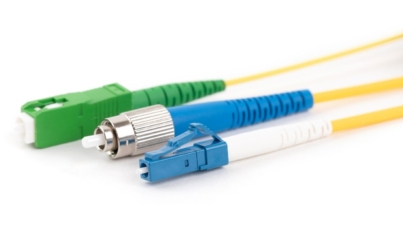 Światłowody jednomodowe vs wielomodowe – który wybrać do jakiego projektu?