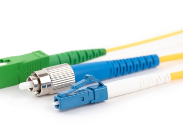 Światłowody jednomodowe vs wielomodowe – który wybrać do jakiego projektu?