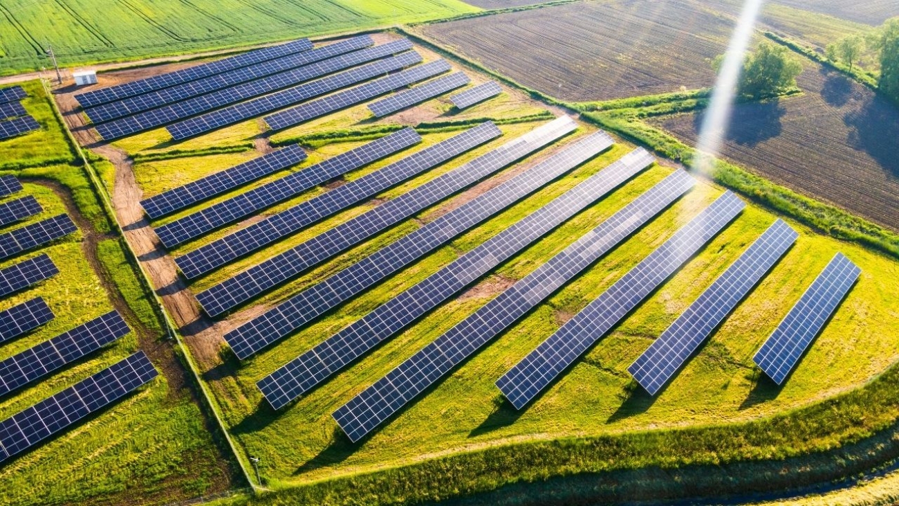 Inspekcja farm fotowoltaicznych z drona – minimalizacja strat energii