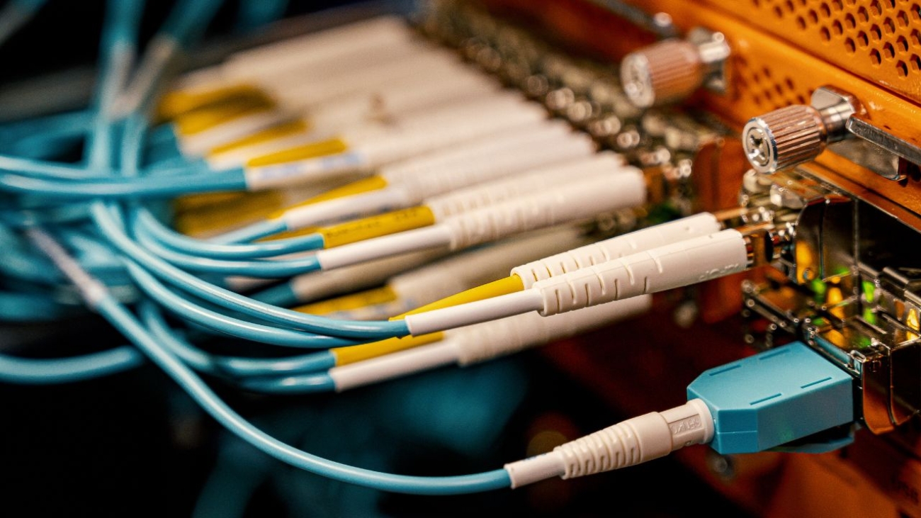 Drobny osprzęt teletechniczny – jakie elementy warto zawsze mieć na placu budowy?