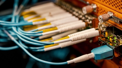 Drobny osprzęt teletechniczny – jakie elementy warto zawsze mieć na placu budowy?