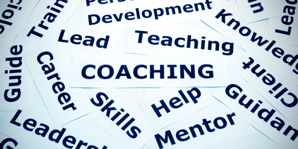 Czym różni się coaching od mentoringu? Wyjaśnienie w kontekście metodyki CoachWise™