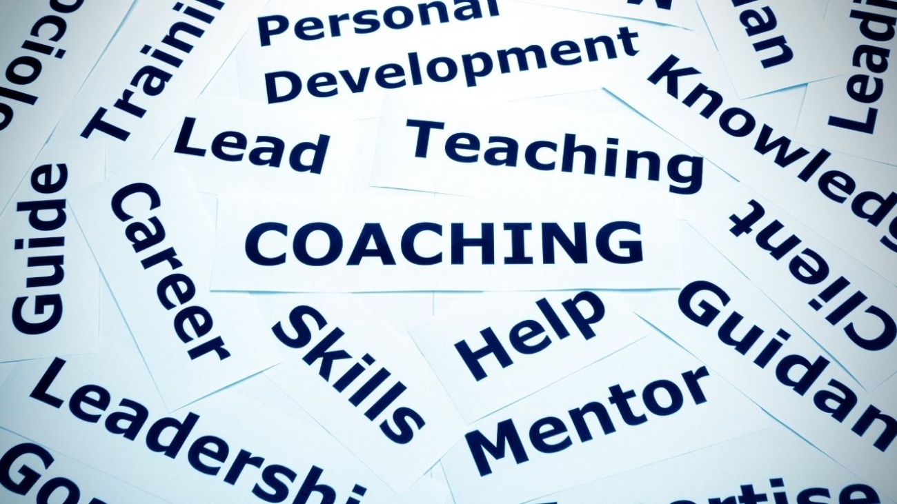 Czym różni się coaching od mentoringu? Wyjaśnienie w kontekście metodyki CoachWise™