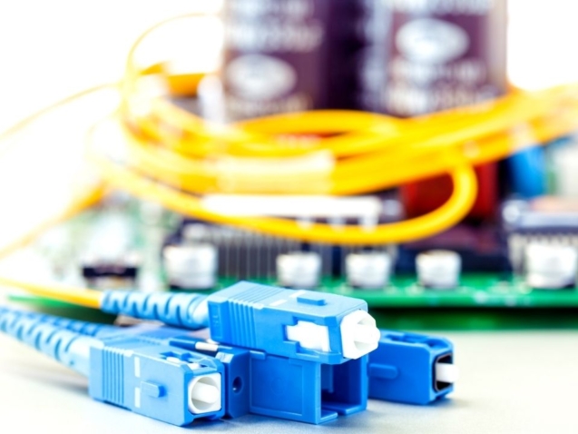 Zakończenia i złącza światłowodowe – jak dobrać, czym się różnią?