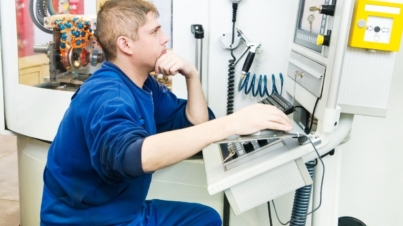 Krzesła dla pracowników obsługujących maszyny — ergonomia przy stanowisku produkcyjnym