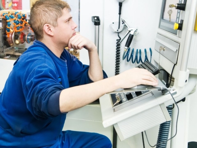 Krzesła dla pracowników obsługujących maszyny — ergonomia przy stanowisku produkcyjnym