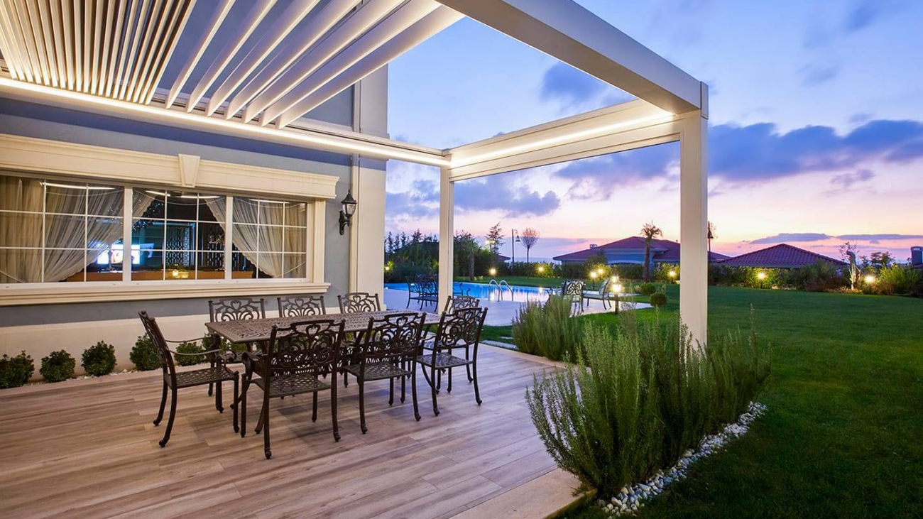 Pergola z rozsuwanym dachem – jak działa, ile kosztuje i czy warto?