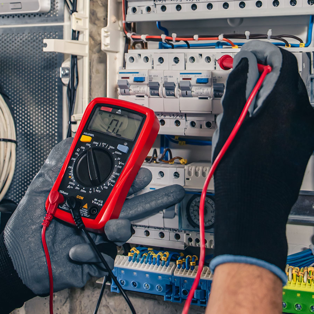 Pomiary elektryczne Wrocław – kiedy są wymagane i kto je wykonuje?