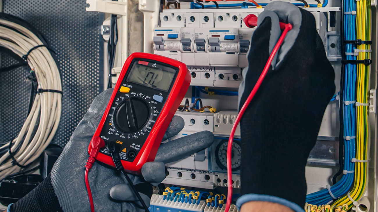 Pomiary elektryczne Wrocław – kiedy są wymagane i kto je wykonuje?
