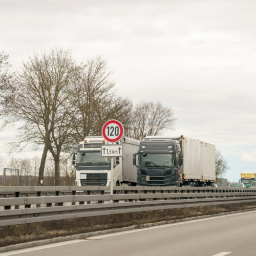 Spedycja drogowa: kluczowe informacje i wskazówki dla właścicieli firm transportowych